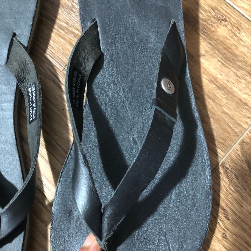 Ugg Leather Gray/Black Flip Flops Sandals Women’s Size 7 - Picture 3 of 5